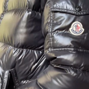 Moncler maya  - Moncler maya svart för mer info kom dm