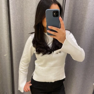 Bikbok tröja - Säljer denna stilrena tröjan från bikbok som inte går att köpa längre❤️slits både i midjan och i armarna🥰 inga defekter då den inte används så ofta, köptes för 400 och säljer för 250