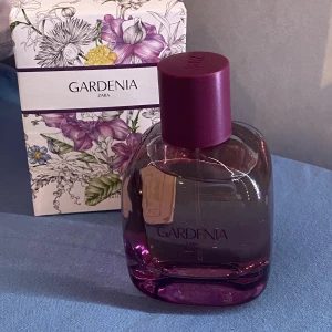 Parfym - Parfym köpt på Zara😊har hört att det likna black opium🌸sprayat ett fåtal gånger men är som gott som ny