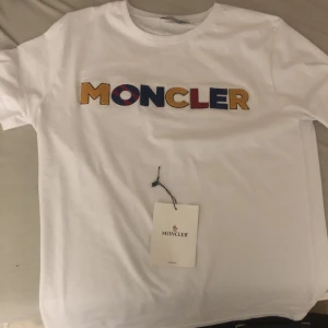 Moncler tröja  - Riktigt fet moncler tröja som inte kommer till användning☀️ säljer den då i nära till perfekt skick med en liten fläck som inte syns om man inte verkligen inspekterar 🙌 har tagit av lappen🙌⁉️säljer snabbt och lite billigare ifall den köps direkt!