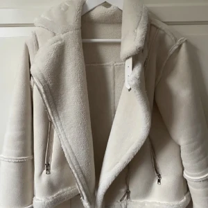 Biker jacka  - Biker fuskpäls jacka,användt skick, storlek XS / S, inköpt i sydkorea på Giordano, finns  slitningar vi ex fickor därav pris. Nypris 1399kr 💕 💛 