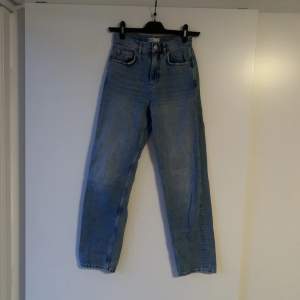 Medel-högmidjade vida ljusblå jeans från Gina tricot i storlek 34.  Använda men bra skick.