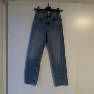 Medel-högmidjade vida ljusblå jeans från Gina tricot i storlek 34.  Använda men bra skick.