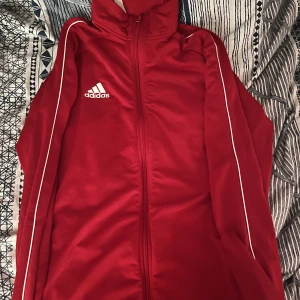 Röd adidas kofta  - Inga hål och inget slitet