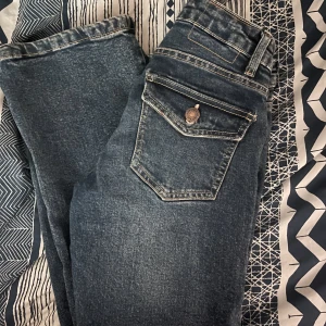 Pull & bear  - Pull & bear flared low waist har 3 små blekningsmedels märken därför säljs de billigt 