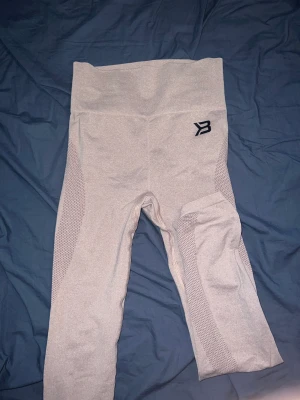Better Bodies Tights - Beige tights från Better Bodies, jättebekväma och inte genomskinliga. Använt bara 1 gång.   Ord. pris 499 kr 