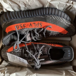 Yeezy 350 Boost (carbon beluga - Helt nya / Äkta skor Original låda och kvitto medföljer. Skriv om du har frågor om priset, flera bilder, etc. Va inte blyg ☺️ 