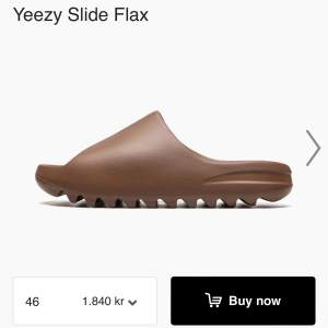 Yeezy slides flax  storlek 46  Vunna från SNS I restocks går dessa i denna storlek för 1800 skirv för bilder på skorna 