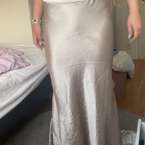 Satin kjol - Säljer denna super fina satin kjolen. Storlek M men passar också S o L för den har resår. Så fin nu till sommaren men en stickad tröja.