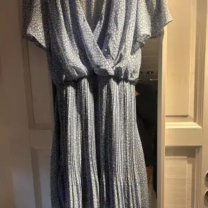 Blå superfin klänning köpt på Chelsea💙använd 1 gång 