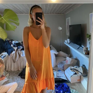 Trendig orange silkesklänning - Finaste silkesklänning i nyskick, storlek xs!💖