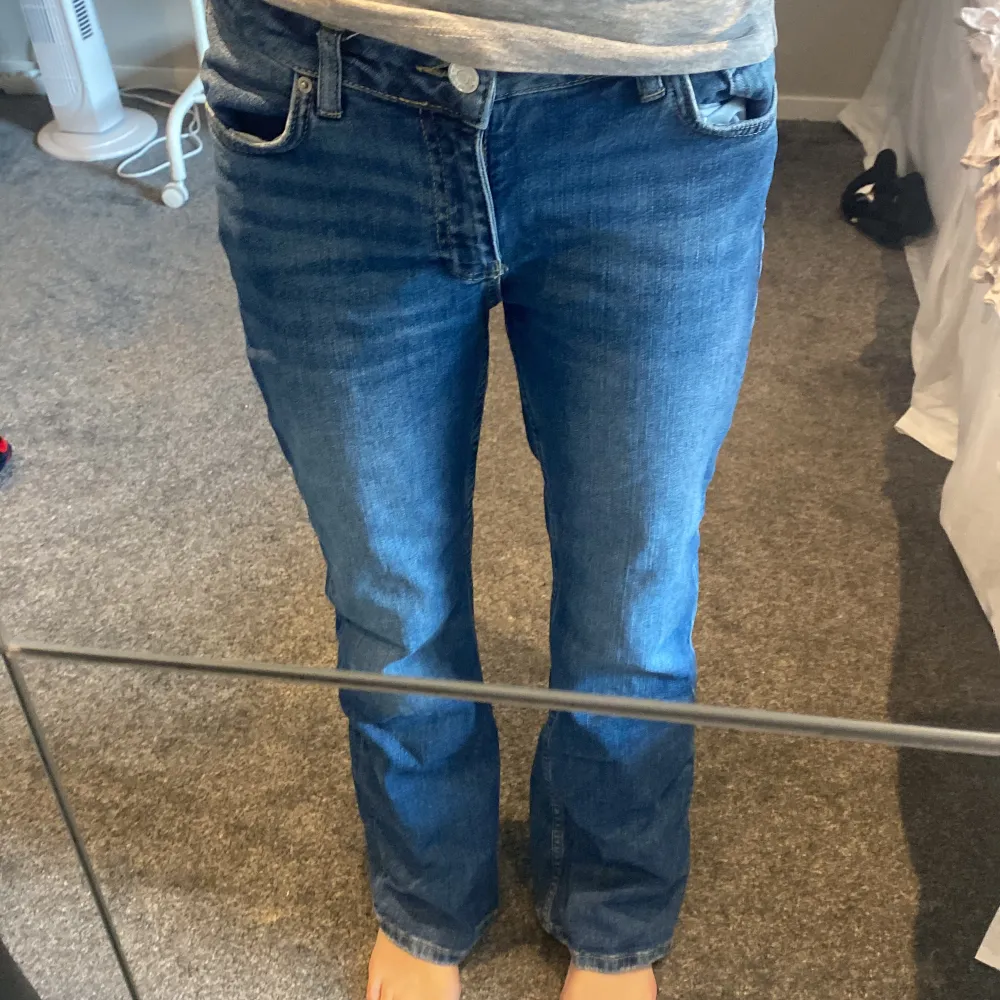 Här är ett par skitsnygga boocut jeans!  Säljer dessa för har bara varit i garderoben sen jag köpte dem men tycker dem är jättesnygga 🥰 Nyskick är inte slitna eller någonting! . Jeans & Byxor.
