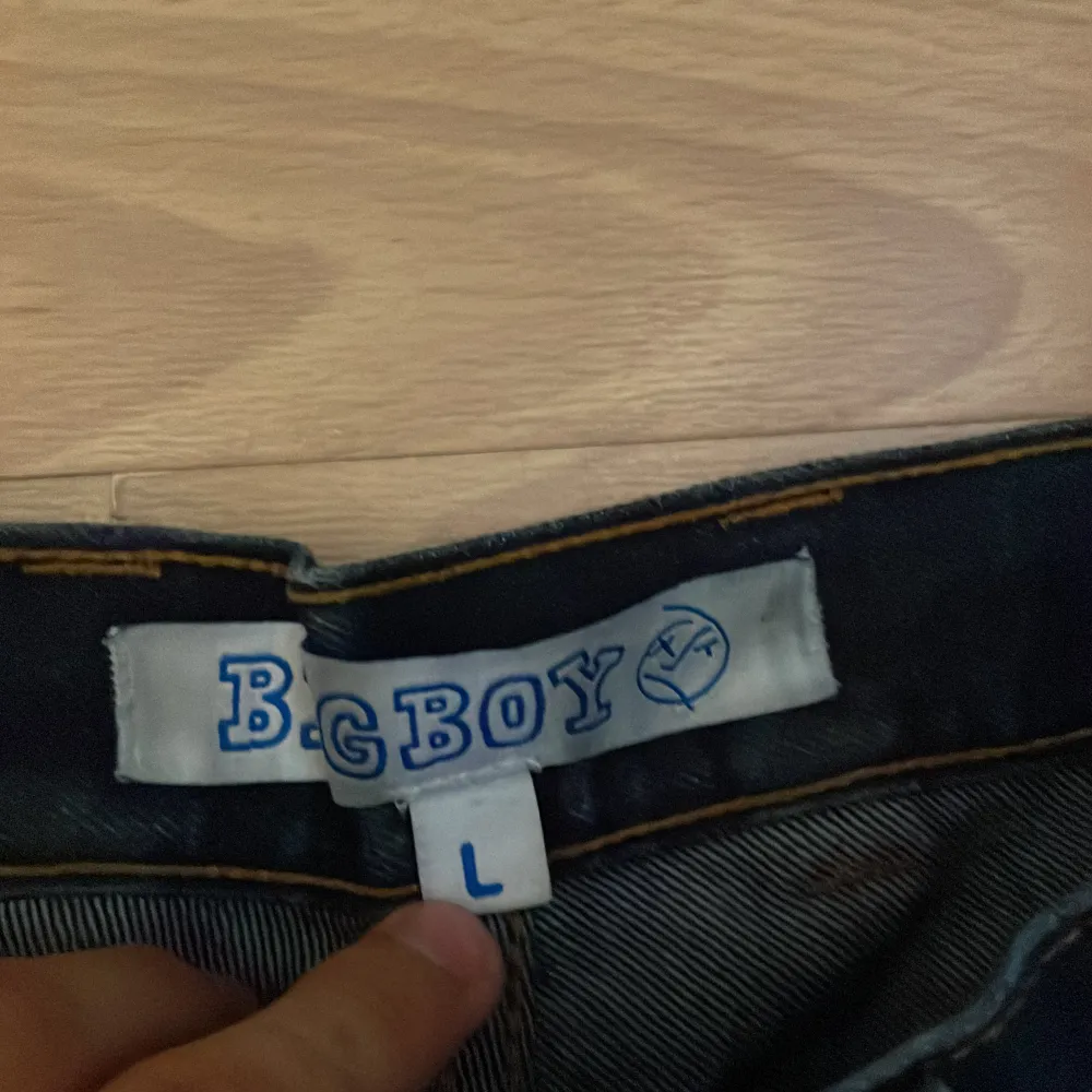 Säljer dessa big boys i mörkblå cond 7/10. Jeans & Byxor.