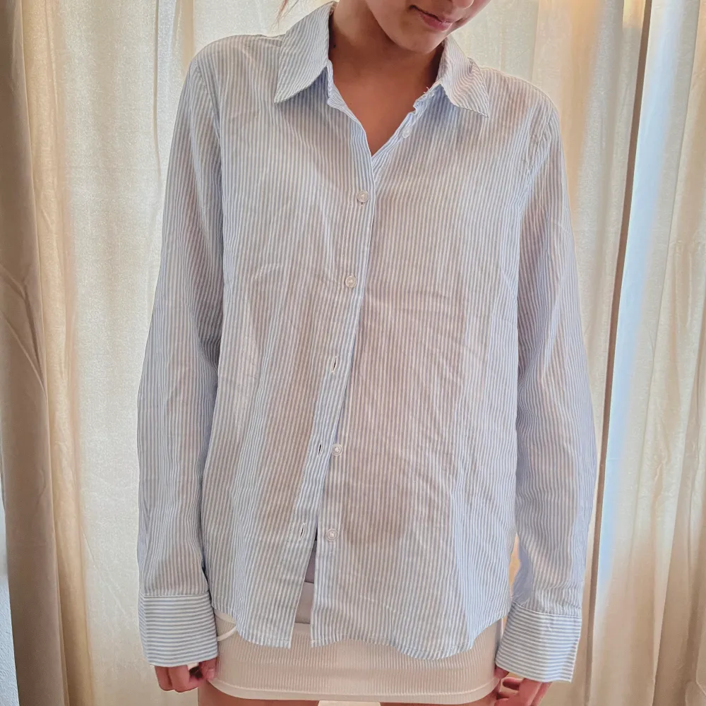 Säljer denna skjorta från HM i storlek M. 60kr inklusive frakt :)) (använd inte ’köp nu’ !!)🥰. Skjortor.