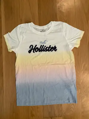  hollister shirt! very comfy and in perfect condition ✨🌈