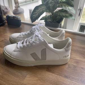 Säljer mina fina Veja sneakers, som tyvärr är för små. Använd 1 gång!   Jätte fint skick, förutom att det är lite smutsigt på ena skosnöret, men det går ju lätt att byta ut.   Nypris: 1545 kr. 