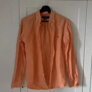 Orange skjorta från Ralph lauren i modellen slim fit