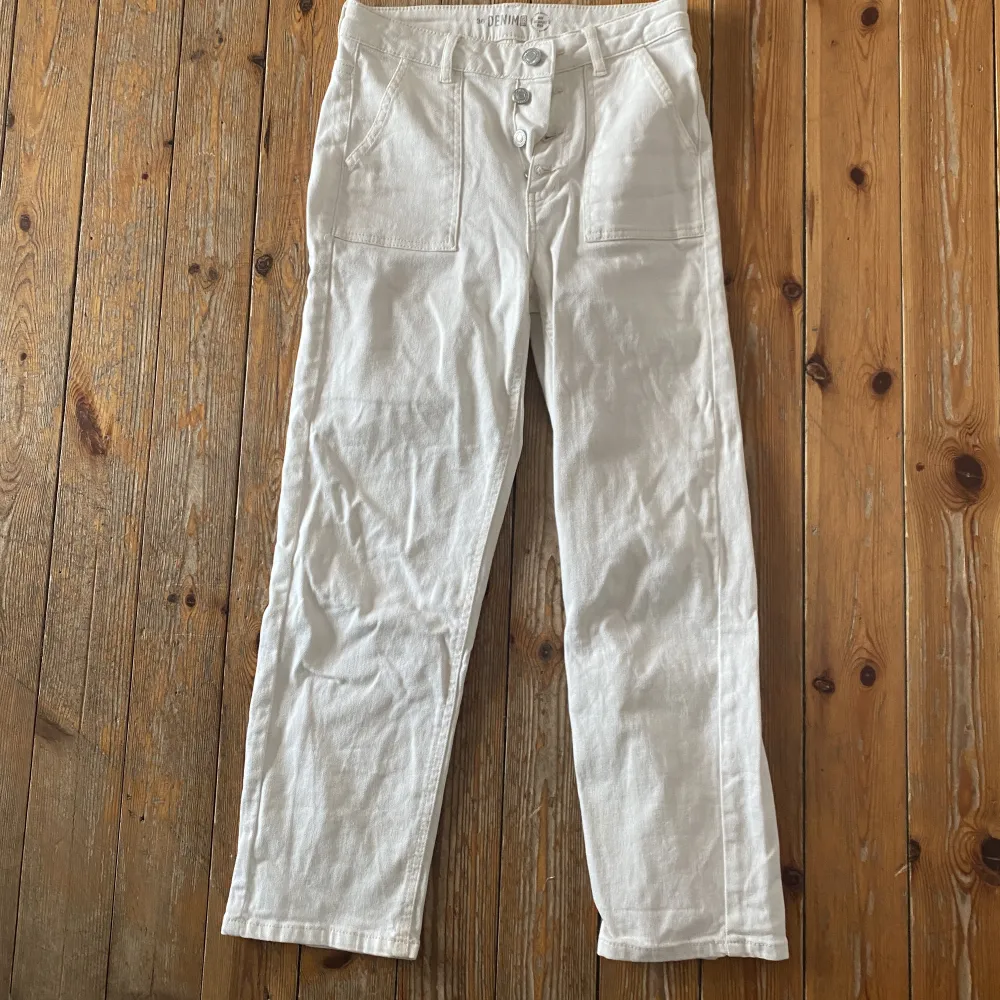 Vita högmidjade jeans från Kappahl. Liknar modellen Ribcage straight ankle från Levis. Korta i modellen, går ovanför ankeln på mig som är 163 cm. Aldrig använda. Storlek 36. . Jeans & Byxor.