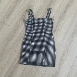 Klänning från H&M - säljer denna rutiga klänningen från H&M i storlek M. köptes i juli 2020 på rea för 99kr men nu säljer jag den då den inte har kommit till användning på över 2 år! 