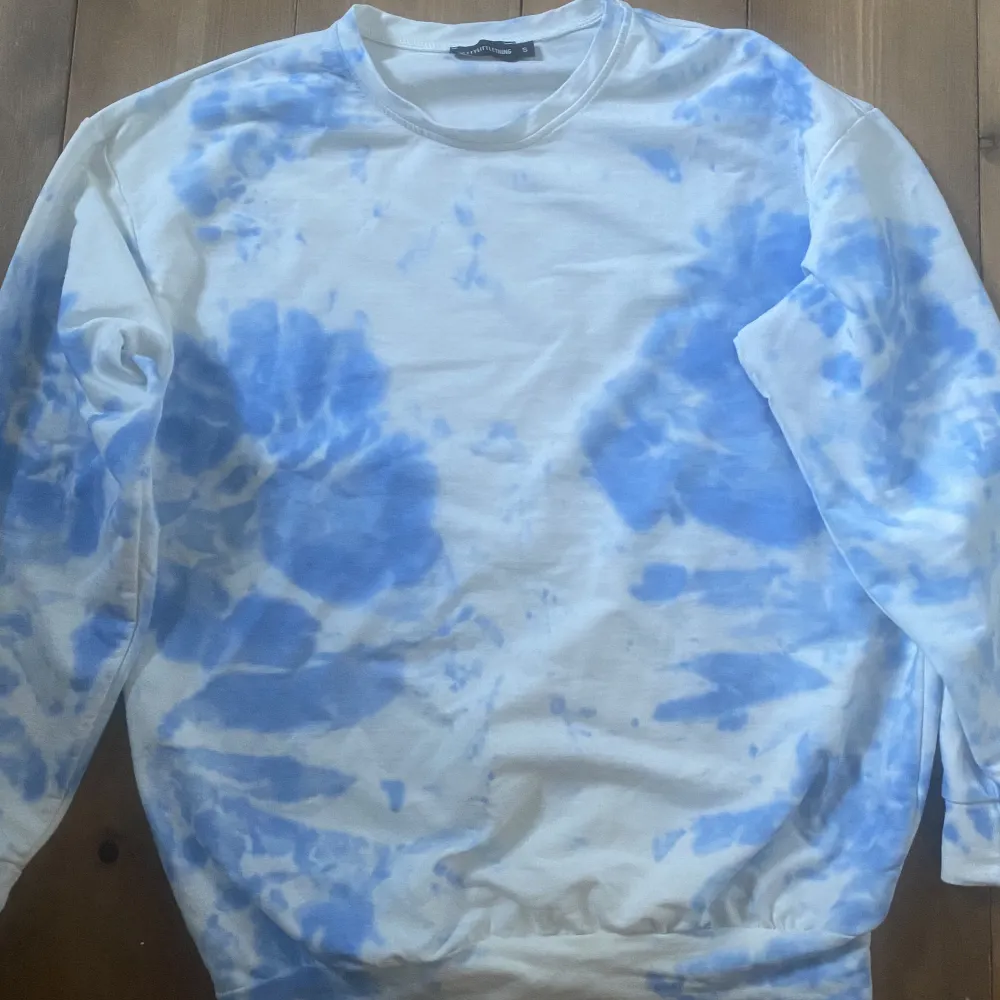 Sweatshirt i stl S med tie dye mönster från PRETTYLITTLETHING. Mycket bra skick och endast använd under 1 tillfälle. . Tröjor & Koftor.