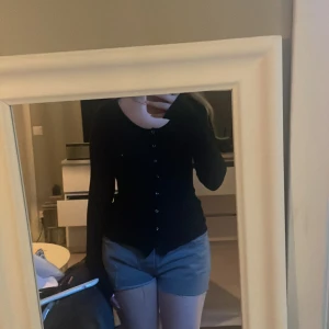 Långärmad Svart buttom up - Svart buttom up från Nelly. I bra skick. Står att den är i xxs men känns som s