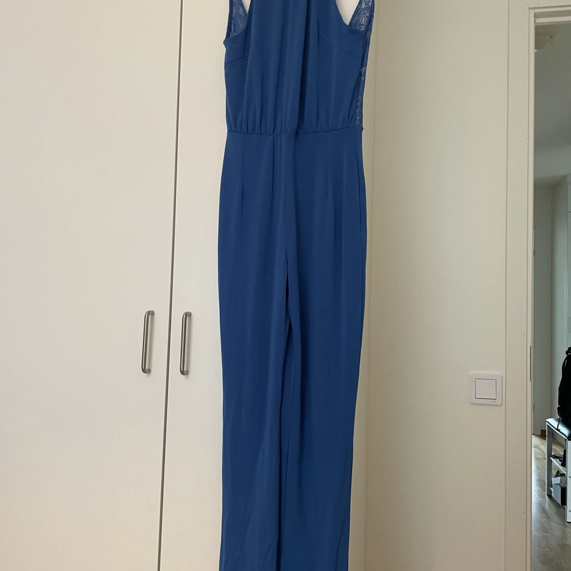 Byxdress med öppen rygg - 90