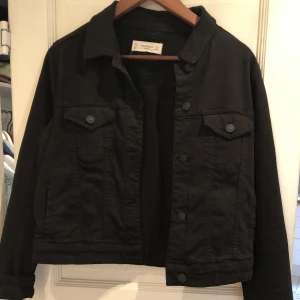 Svart jeansjacka från Mango strl S - Svart jeansjacka i bomull från Mango strl S i fint skick
