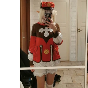 Klee cosplay  - INGEN PERUK MED! Den har blivit änvänd flera gånger, men den är i bra skick, den har nyligen blivit tvättad. Finns katt  och hund i hemmet 