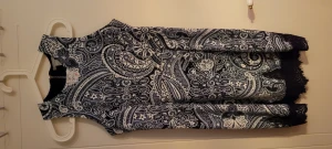 Klänningen  - Se givet pris på diverse klädesplagg och storlek. Pris kan diskuteras vid snabb och bra affär.