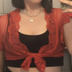 Meshtopp - Meshtröja som är en superfin accessoar till ens outfit!💓man kan styla den som jag på första bilden eller inte knuten! Säljer pga inte min stil längre. Den passar mig som brukar ha M/L. Bra skick!💗💖💘