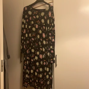 Knälång klänning i trikå från Gudrun Sjödén  - Har använt två gånger. Mysig klänning.