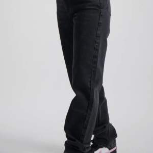Säljer dessa raka jeans från Gina Young , de är i stl 152, de är ganska använda men fint skick! De kostade 400kr och säljer nu för 150kr, köparen står för frakt! 