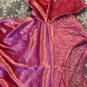 En klänning i rosa sammet med spets i storlek XL dock är mer som L. Den är midi lång, där är också spets vid armarna
