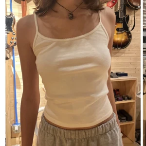 Brandy Melville linne - Vitt linne från Brandy Melville, fint skick! Hör av dig vid frågor💕