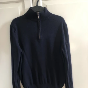 Merino Half-Zip  - En skön marinblå merinoullströja. Knappt använd superskön och schysst kvalite.