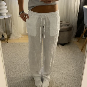 Lågmidjade linnebyxor  - Lågmidjade linnebyxor i nyskick! Enbart använda 1 gång då jag har ett par andra som sitter bättre på mig. Nypris 550kr💘💘 storlek xxs men skulle mer säga att de är S