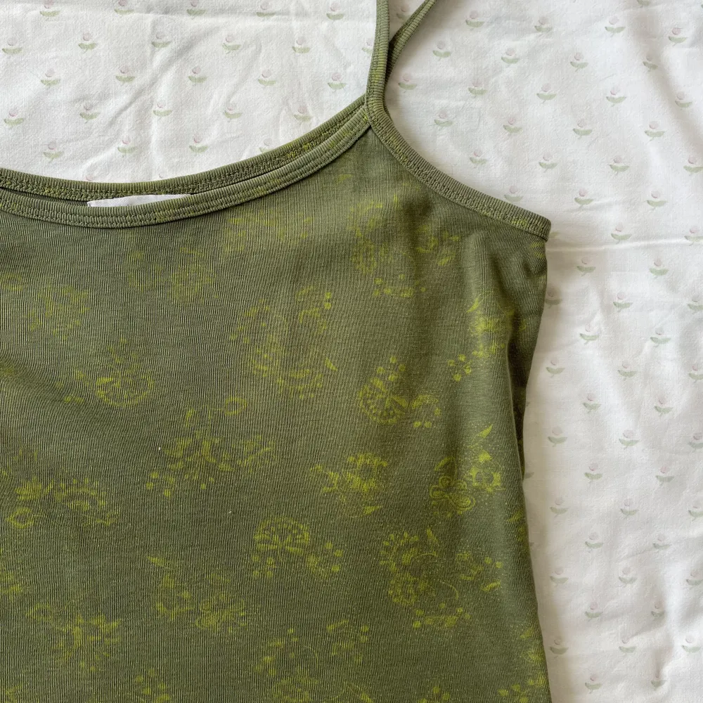 Grönt linne med gula detaljer 💚💛 . Toppar.