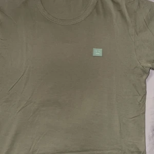 Acne Tshirt - Säljer min Acne t shirt. Skick är i princip 10/10, inga skador och känns som ny. Nypriset är 1000kr, säljer för 350kr. Storlek S men passar mig som egentligen har M/L perfekt. 