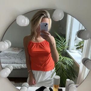 Plisserad topp - Orange plisserad topp från gina tricot i storlek xs. Djup i ryggen. Aldrig använd och därför i nyskick.