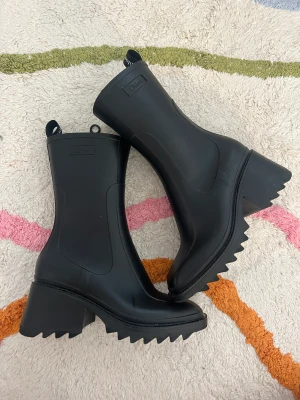 Chloes Betty rain boot  - Chloés Betty Rain Boot i svart .  Jag köpte den i 2 år sedan. Jag har tyvärr inte kvar några kvitto elr kartong därav pris.  Säljer dessa pga att de kommer inte till användning för mig.  Stövlarna är nästan som nya. 