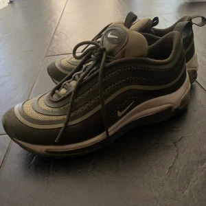 Nike skor - Säljer dom här snygga skorna från Nike, super sköna storlek 38, säljer då dom är för små🫶🏼