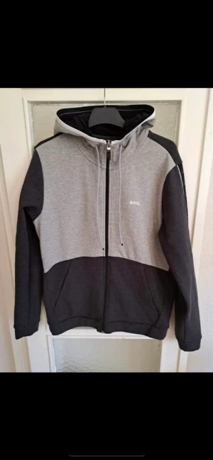 BOSS Huvtröja  - Boss huvtröja, knappt använd 