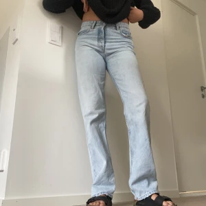 midwaist jeans - Poplulära jeans med medelhög midja från zara! I storlek 38 och är perfekt långa på mig som är 175. Brukar vanligtvis ha S/M i jeans för referens. Köparen står för frakten🤍  (säljer också dessa i vitt i min profil)