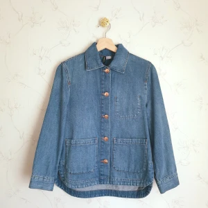 Blå jeansjacka  - 🦋FÖRST TILL KVARN!🦋 En mycket fin blå jeansjacka som är lite längre och oversized i modellen. Använd en gång, i nyskick. Har bara legat i garderoben sedan dess. Brons färgade metall knappar. Storlek 34 men passar 36🩵