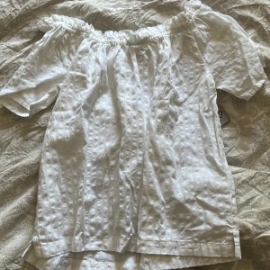 Topp - Säljer denna fina topp då den ej kommer till användning🤍