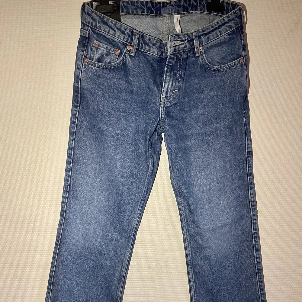 Helt oanvända weekday low waist jeans arrow , köpta för 600. Jeans & Byxor.