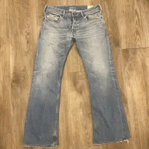 Säljer dessa jeans, använda och rätt så slitna. 