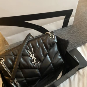 Ysl väska  - Hej! Jag säljer nu min älskade YSL väska. Köpte den på NK i Stockholm för ungefär 2-3 år se. Låda, dustbag och kvitto finns. Helt perfekt på utsidan men några få märken på insidan.   Kostar runt 25 000kr ny!  Skriv endast om du är seriös 🥰