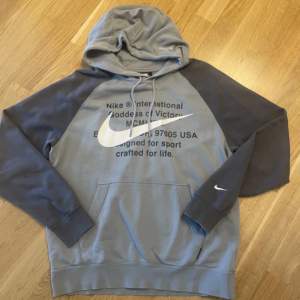 Grå grå Nike hoodie i bra skick