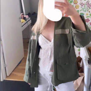 Jacka  - Säljer denna jätte fina gröna jacka från zara då den inte kommer till användning längre. 